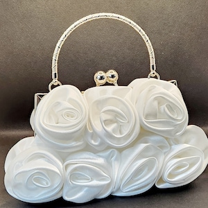 Cartera de noche con rosas blancas con cierre de beso, correa de cadena para el hombro y asa superior plateada ENVÍO GRATIS AL DÍA SIGUIENTE