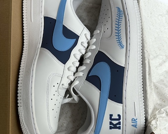 I Kansas City Royals hanno ispirato la creazione della Air Force 1 Custom Blue, che si abbina alla maglietta e al cappello dei Kansas City.