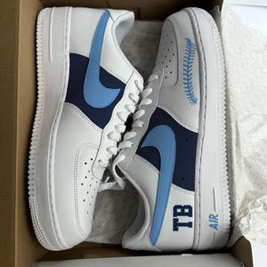 Air Force 1 blu personalizzata ispirata ai Tampa Bay Rays per abbinarla alla maglietta e al cappello dei Tampa Bay