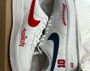 Zapatillas Air Force 1 personalizadas en rojo y azul inspiradas en los Atlanta Braves
