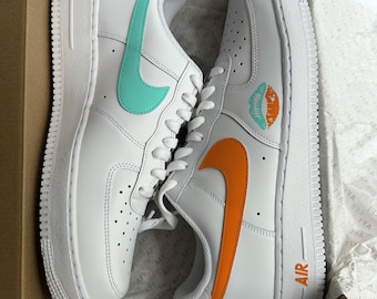 Air Force 1 personalizadas en naranja y verde inspiradas en los Miami Dolphins