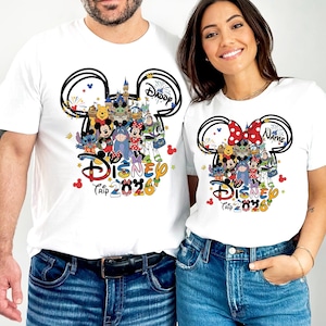 Peut inclure: T-shirts blancs avec un motif t&ecirc;te de Mickey Mouse et divers personnages Disney. Les t-shirts affichent "Disney Trip 2023" et "Daddy" ou "Name". Les chemises sont port&eacute;es par deux personnes. Le design comprend un n&oelig;ud rouge.