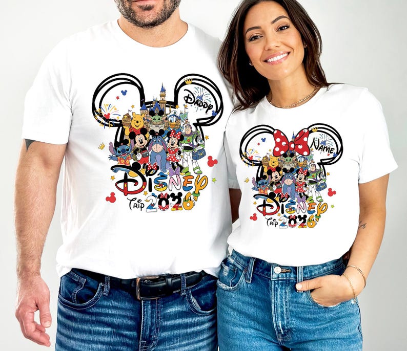 Peut inclure: T-shirts blancs avec un motif t&ecirc;te de Mickey Mouse et divers personnages Disney. Les t-shirts affichent "Disney Trip 2023" et "Daddy" ou "Name". Les chemises sont port&eacute;es par deux personnes. Le design comprend un n&oelig;ud rouge.
