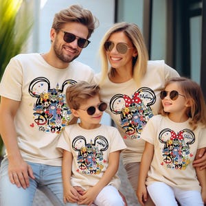 Peut inclure: Une famille porte des t-shirts beiges assortis sur le th&egrave;me de Disney. Chaque chemise pr&eacute;sente un contour de t&ecirc;te de Mickey Mouse rempli de personnages Disney, les mots "Disney Trip 2024" et un nom ou un titre.