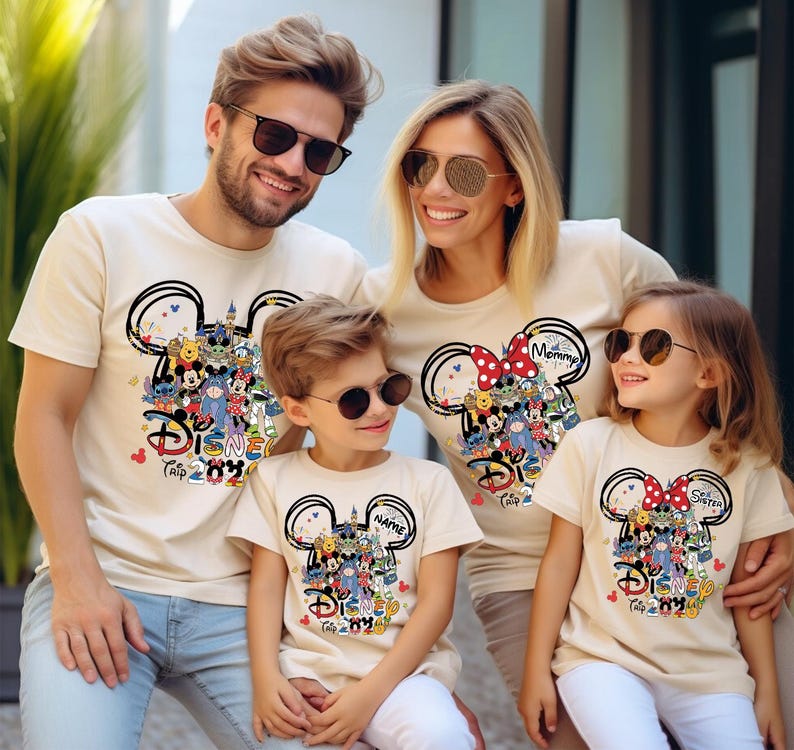 Peut inclure: Une famille porte des t-shirts beiges assortis sur le th&egrave;me de Disney. Chaque chemise pr&eacute;sente un contour de t&ecirc;te de Mickey Mouse rempli de personnages Disney, les mots "Disney Trip 2024" et un nom ou un titre.
