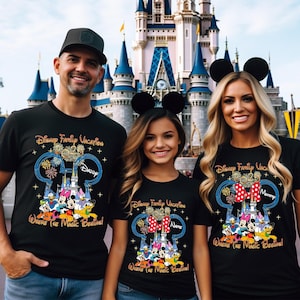 パーソナライズされたディズニー旅行シャツ、ディズニーランドシャツ、ディズニーバケーションTシャツ、ディズニーファミリーマッチングシャツ、マジカルキャッスルシャツ、ディズニーワールド