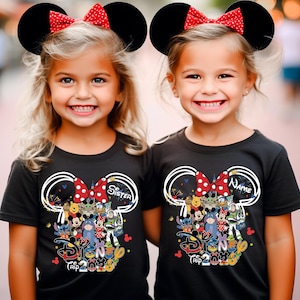Peut inclure: Deux jeunes filles portant des t-shirts noirs avec un motif sur le th&egrave;me de Disney. Les chemises pr&eacute;sentent un design inspir&eacute; de Minnie Mouse avec un n&oelig;ud rouge &agrave; pois et divers personnages Disney. Elles portent &eacute;galement des bandeaux noirs avec des oreilles de souris et des n&oelig;uds rouges &agrave; pois.