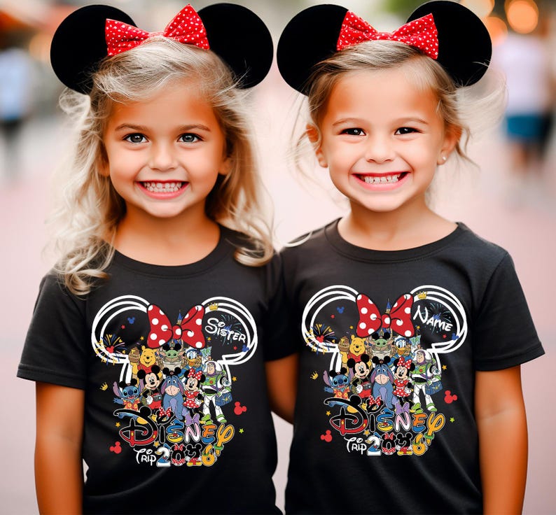 Peut inclure: Deux jeunes filles portant des t-shirts noirs avec un motif sur le th&egrave;me de Disney. Les chemises pr&eacute;sentent un design inspir&eacute; de Minnie Mouse avec un n&oelig;ud rouge &agrave; pois et divers personnages Disney. Elles portent &eacute;galement des bandeaux noirs avec des oreilles de souris et des n&oelig;uds rouges &agrave; pois.