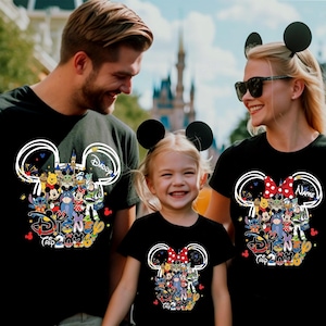 Peut inclure: T-shirts noirs sur le th&egrave;me de Disney. Chaque chemise pr&eacute;sente un motif de t&ecirc;te de Mickey Mouse rempli de personnages Disney et le texte "Daddy", "Name" et "Trip 2023". La famille porte des bandeaux avec des oreilles de souris assorties.