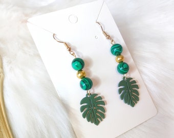 Boucles d’oreilles pendantes , feuille tropicale métal perles Malachite - pour elle - cadeau - acier inoxydable hypoalergénique - pour elle