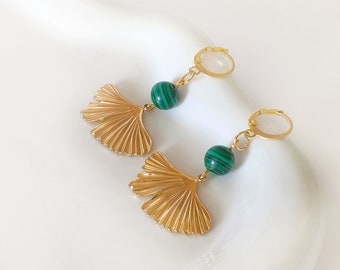 Boucles d'oreilles dorées feuilles de Ginkgo et perle naturelle Malachite  - fermoir dormeuse - Bijoux pour femme. Cadeau bijou artisanal