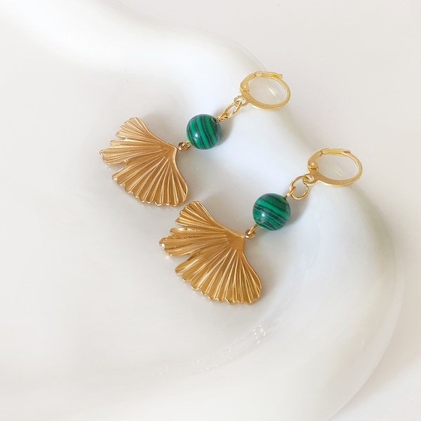 Boucles d'oreilles dorées feuilles de Ginkgo et perle naturelle Malachite  - fermoir dormeuse - Bijoux pour femme. Cadeau bijou artisanal