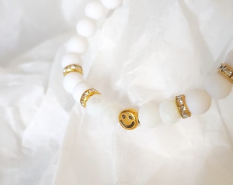 Smiley-Armband aus hübschen weißen Acrylperlen und Glasperlen, goldenen Strass-Abstandsperlen, Smiley-Perle