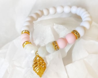 CAMÉLIA Armband Golden Leaf runde weiße Perlen aus Glas und Acryl/Rosa Acrylperlen für Sie - Frau - Angebot - handgefertigt -