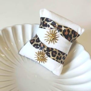 Bracciale in tessuto con stampa leopardata "Safari" • Bracciale con ciondoli • Ciondoli placcati oro Sunburst • Fatto a mano • Acciaio inossidabile • Estensione in acciaio inossidabile