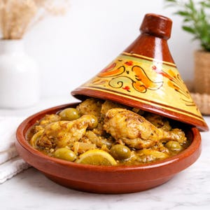 Olla de tajín marroquí hecha a mano: utensilio tradicional de barro esmaltado para guisos y cocina lenta.