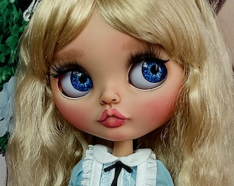 Lalka Blythe z Alicji w Krainie Czarów OOAK, Lalka Blythe na zamówienie, Ręcznie robiona lalka Blythe w stylu fantasy, Urocza lalka artystyczna, Spersonalizowany prezent w postaci lalki, Wykonana na zamówienie