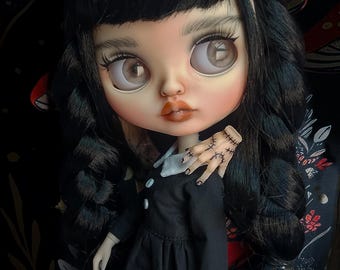 Lalka Blythe Wednesday Addams OOAK, Lalka Blythe na zamówienie, Ręcznie robiona gotycka Blythe, Straszna i słodka lalka, Spersonalizowany prezent w postaci lalki, Wykonana na zamówienie