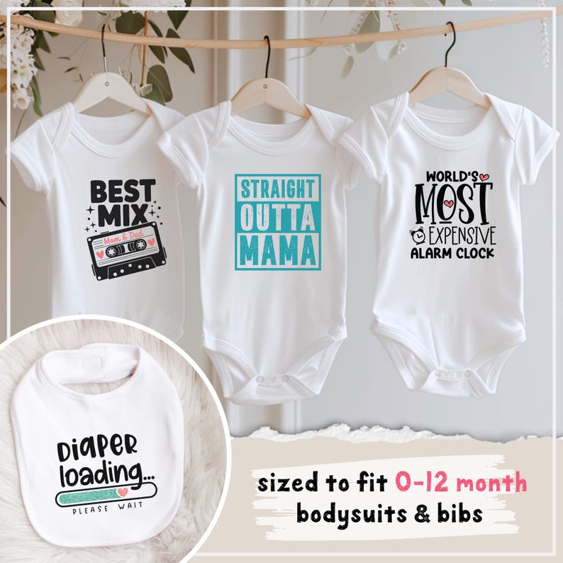 K&ouml;nnte beinhalten: Wei&szlig;e Baby-Bodys mit schwarzem und blaugr&uuml;nem Text. Einer sagt "BEST MIX" mit einer Kassettenband-Grafik. Ein anderer sagt "STRAIGHT OUTTA MAMA". Der dritte sagt "WORLD'S MOST EXPENSIVE ALARM CLOCK". Eine wei&szlig;e L&auml;tzchen sagt "Diaper loading..." und "PLEASE WAIT".