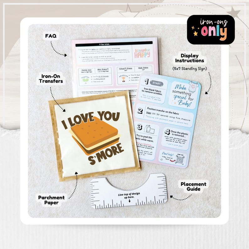 Pu&ograve; includere: Un assortimento di forniture per trasferimenti a caldo, tra cui una confezione di carta pergamena con il testo "I LOVE YOU S'MORE" e una grafica di s'more. Sono incluse anche istruzioni per la visualizzazione, una guida al posizionamento e informazioni sulle FAQ.