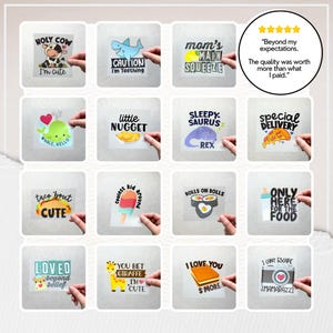 Pu&ograve; includere: Una collezione di adesivi transfer a caldo con vari disegni e testo. I disegni includono una mucca, uno squalo, una balena, un taco, gelato e sushi. Il testo include frasi come "Holy Cow, I'm cute" e "Mom's Main Squeeze."