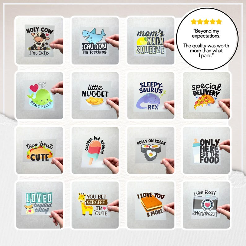 Pu&ograve; includere: Una collezione di adesivi transfer a caldo con vari disegni e testo. I disegni includono una mucca, uno squalo, una balena, un taco, gelato e sushi. Il testo include frasi come "Holy Cow, I'm cute" e "Mom's Main Squeeze."