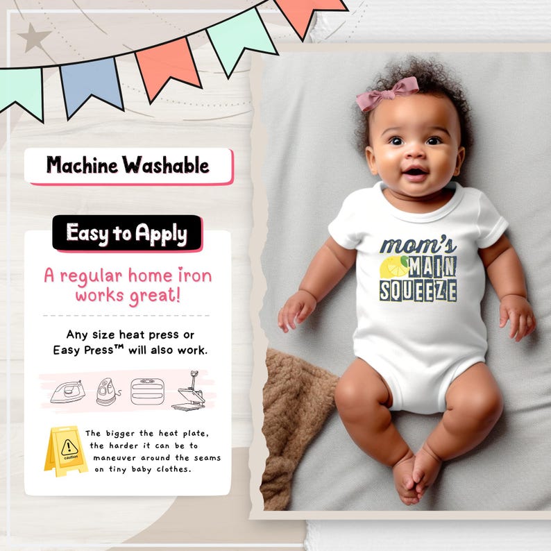Pu&ograve; includere: Un body bianco per neonati con la scritta "mom's MAIN SQUEEZE" in blu e verde, con una grafica a limone. L'immagine include anche il testo "Machine Washable" e "Easy to Apply".