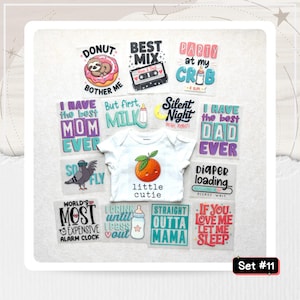 K&ouml;nnte beinhalten: Eine Sammlung von Baby-B&uuml;gelbildern mit verschiedenen Spr&uuml;chen und Grafiken. Designs umfassen einen Donut mit einem Faultier, eine Kassette, einen Baby-Body mit einer Orange und Texte wie "Party at my crib" und "I have the best mom ever."