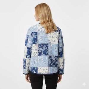 Pode incluir: Casaco acolchoado com design patchwork. O casaco apresenta quadrados de v&aacute;rios padr&otilde;es florais azuis e brancos. O casaco tem acabamento azul marinho e um ajuste descontra&iacute;do. &Eacute; uma pe&ccedil;a de roupa exterior leve.