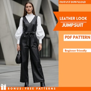 Pode incluir: Macacão preto com efeito de couro com decote em V, cintura com cinto e pernas largas. A modelo está usando uma blusa branca com mangas bufantes por baixo. A imagem inclui o texto "LEATHER LOOK JUMPSUIT", "PDF PATTERN" e "Beginner friendly".