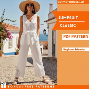 Könnte beinhalten: Eine Frau trägt einen weißen Jumpsuit mit V-Ausschnitt und Spitzendetails, einen Strohhut und eine Sonnenbrille. Der Jumpsuit hat einen Bindegürtel und weite Beine. Der Text enthält "Jumpsuit Classic" und "PDF Pattern".