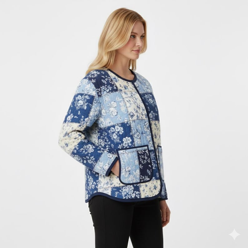 Pode incluir: Casaco acolchoado com um design de patchwork em tons de azul e creme. O casaco apresenta um decote redondo, dois bolsos frontais e uma barra azul marinho. O padr&atilde;o floral adiciona um toque cl&aacute;ssico &agrave; roupa exterior.