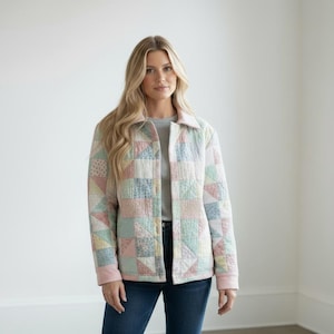 Pu&ograve; includere: Giacca trapuntata dai colori pastello, con un design patchwork di quadrati e triangoli. La giacca ha colletto e polsini rosa chiaro e viene indossata aperta. La giacca &egrave; abbinata a jeans blu.