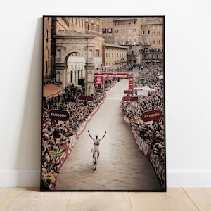 Impresión de la victoria de Tadej Pogačar / Strade Bianche 2025 / Línea de meta del campeón del mundo / Arte ciclista