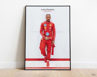 Könnte beinhalten: Gerahmter Druck mit Lewis Hamilton in rotem Rennanzug, der sich an eine weiße Wand mit roten Akzenten lehnt. Der Druck enthält den Text "Lewis Hamilton" und "Scuderia Ferrari". Das Bild ist in einem schwarzen Rahmen.