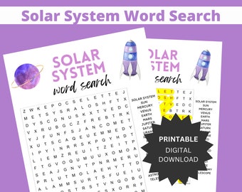 Puede incluir: Un rompecabezas de búsqueda de palabras del sistema solar imprimible con un diseño de cohete y planeta de acuarela. El rompecabezas presenta las palabras "SISTEMA SOLAR" y "búsqueda de palabras" en un esquema de color morado y amarillo.