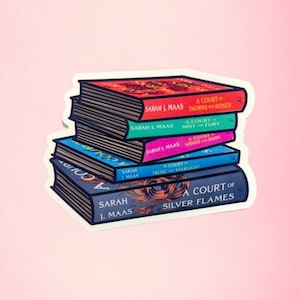 Può includere: Una pila di cinque libri in brossura con copertine colorate. I libri sono tutti di Sarah J. Maas e fanno parte della serie "A Court of Thorns and Roses". I titoli sono "A Court of Thorns and Roses", "A Court of Mist and Fury", "A Court of Wings and Ruin", "A Court of Frost and Starlight", e "A Court of Silver Flames".