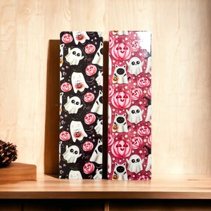 Handgemaakte gelamineerde boekenlegger met spookachtige geest en kat