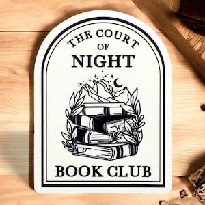 Può includere: Adesivo bianco con testo nero e illustrazioni. Il testo recita "The Court of Night Book Club". L'illustrazione è di una pila di libri con una luna crescente e stelle sopra.