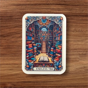 Könnte beinhalten: Ein Aufkleber mit einer Illustration einer Bibliothek voller Bücher. Der Aufkleber hat einen weißen Hintergrund mit einem blauen, goldenen und roten verzierten Rand. Der Text "ENDLESS TBR" ist unten auf dem Aufkleber gedruckt.