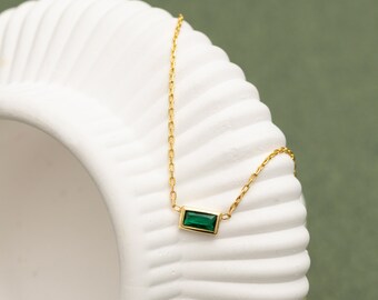 Zierliche Baguette Kette, Smaragd Grüne Kette, 20th Jubiläum Geschenk für Sie, Rot & Blau Schmuck, Brautjungfer für Geschenk, Liebhaber selbst