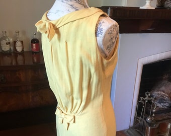 Pretty bows 60s wiggle dress in lemon yellow: midi, Audrey Hepburn, peter pan collar, summer dress