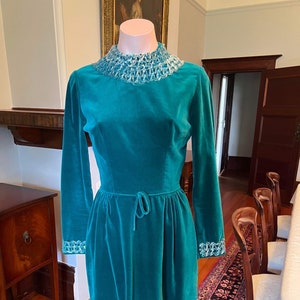 Smaragdgrünes Samt Partykleid 60er Jahre mit Pailletten an Hals und Bündchen: xs, small, knielang, lange Ärmel