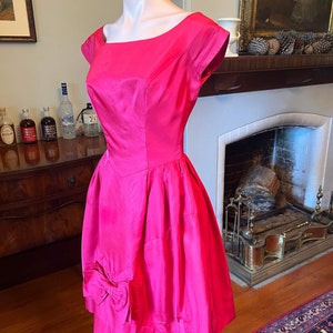 50er Jahre rosa Schleife Partykleid: Satin, xs, small, fit and flare, niedriger Rücken, Ärmel, Flügelärmel