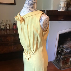 Hübsches Schleifen 60er Jahre Wackelkleid in Zitronengelb: Midikleid, Audrey Hepburn, Bubikragen, Sommerkleid