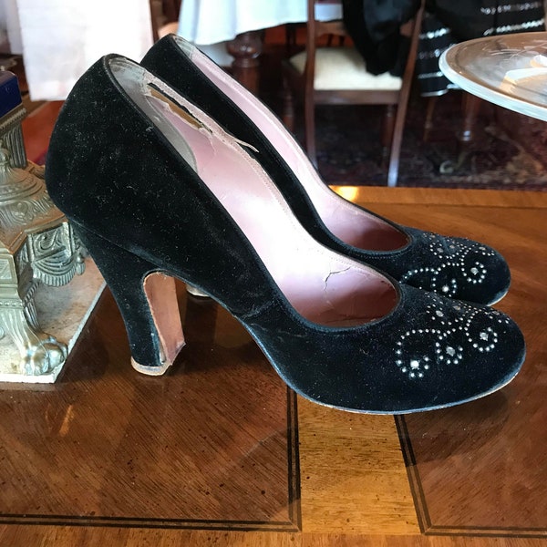 50s black suede pumps: rhinestone, embellished, round toe, vintage, evening shoe