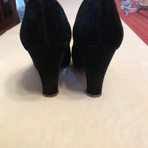 K&ouml;nnte beinhalten: Ein Paar schwarze Wildlederschuhe mit geschlossenem Zeh und einem dicken Absatz.