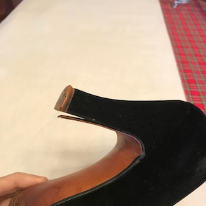 50s black velvet pumps: rhinestone, embellished, round toe, vintage, evening shoe Bild 5