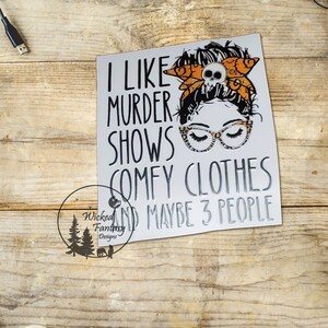 UVDTF-sticker I Like Murder toont comfortabele kleding en misschien 3 personen (1 stuk)