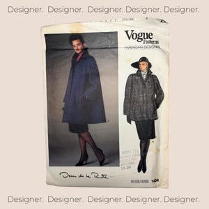 Op de afbeelding: Een vintage Vogue Patterns naaipatroon voor een jas. Het patroon is voor een lange, getailleerde jas met een kraag en zakken. Het patroon is gedrukt op een witte achtergrond met zwarte tekst en illustraties. Het patroonnummer is 1434.